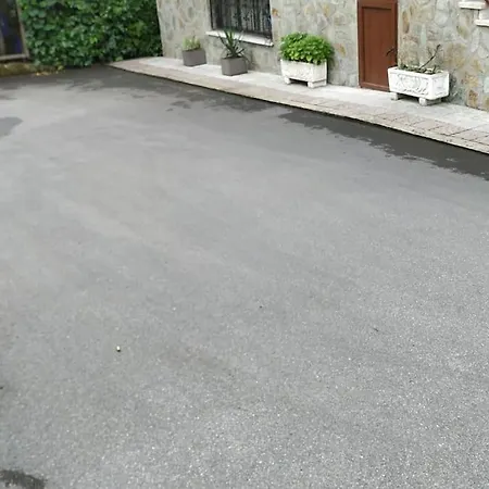 Abuhardillado En Pueblo Asturiano Santianes (Pravia, Asturias)